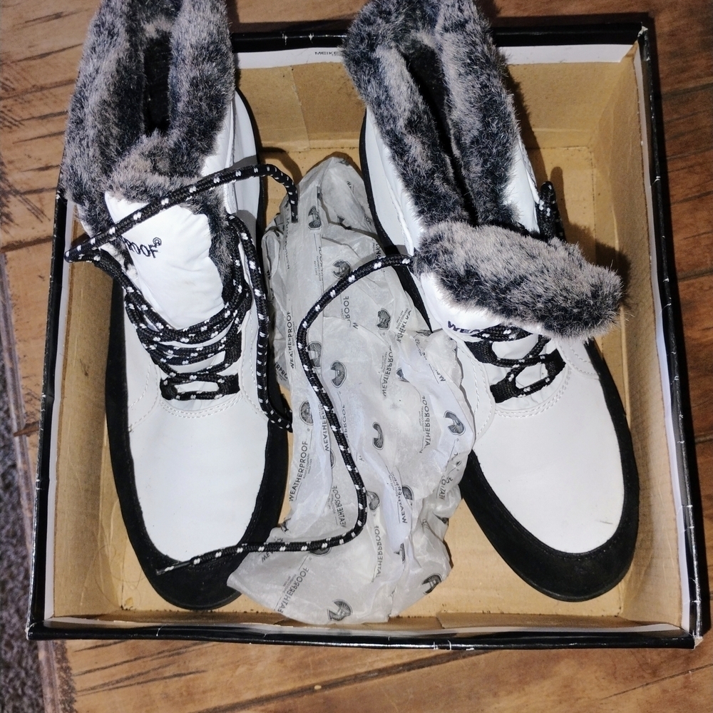 NEW With Box Weatherproof Linda Boots 8M White Faux Fur Winter Snow Boot
